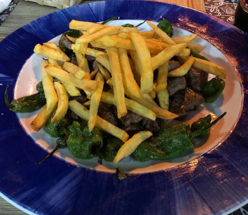 Carne a la plancha con patatas fritas y pimientos de Padrón