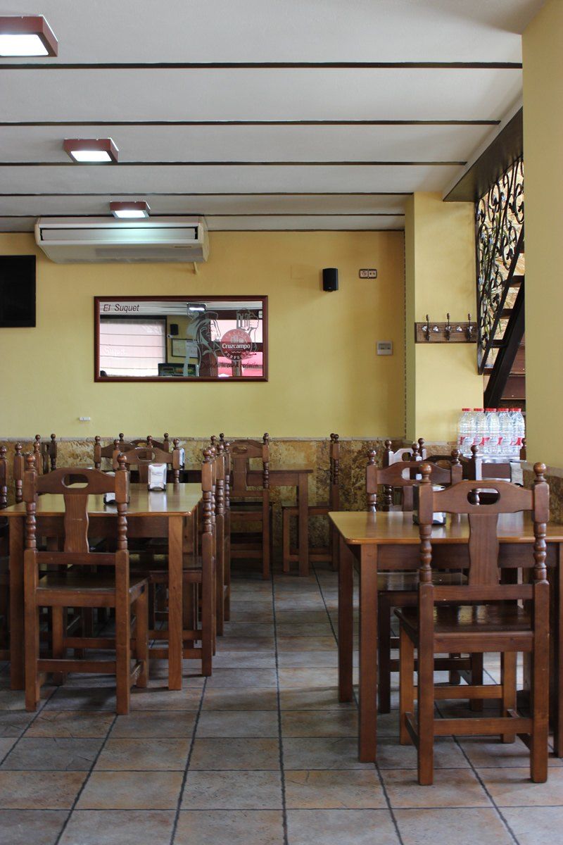 Mesas y sillas de madera del comedor de la planta baja