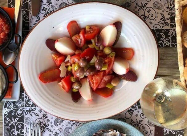 Ensalada de salazones con tomate y huevo