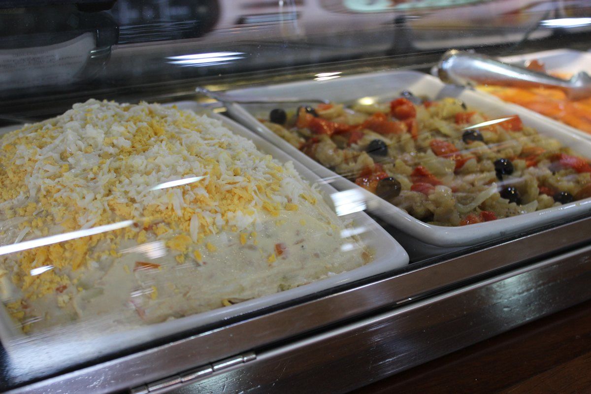 Ensaladilla rusa y ensalada en la vitrina de tapas de la barra