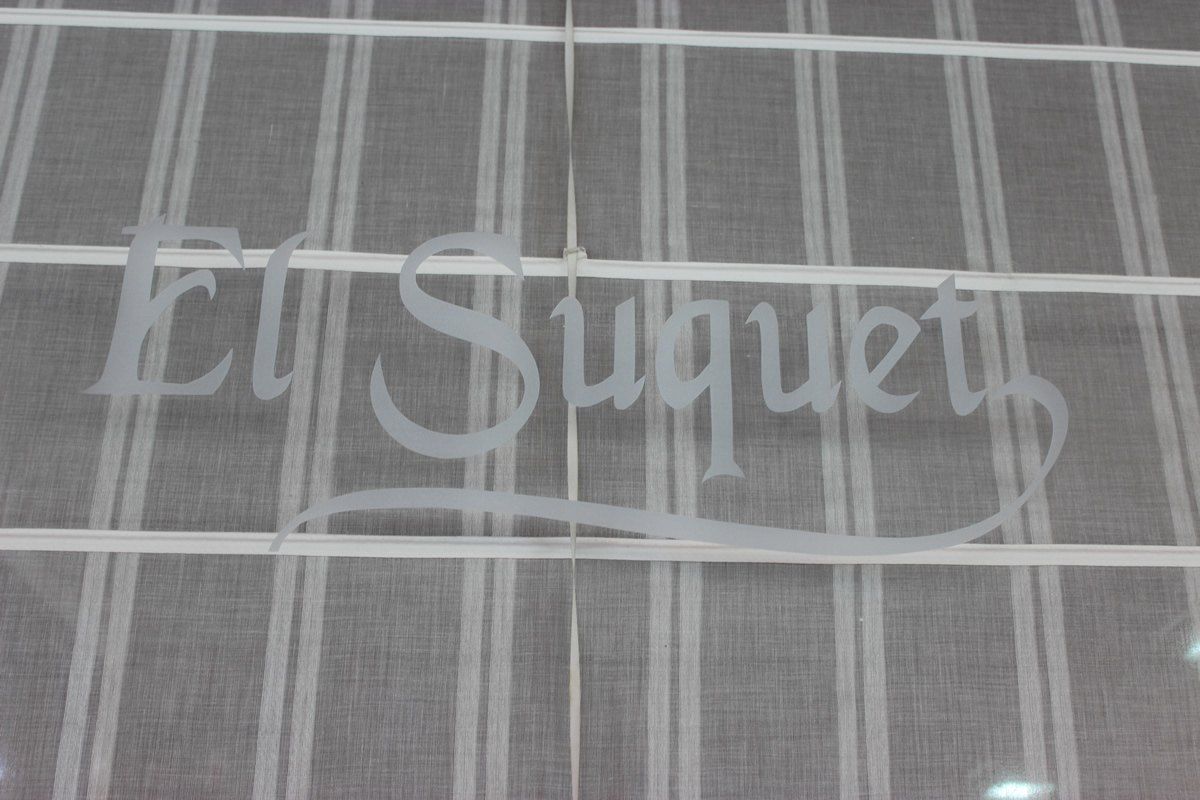 Mantel de tela con el logo de El Suquet bordado