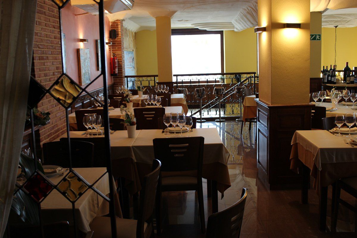Salón de El Suquet con techo de escayola, columnas y ventanales