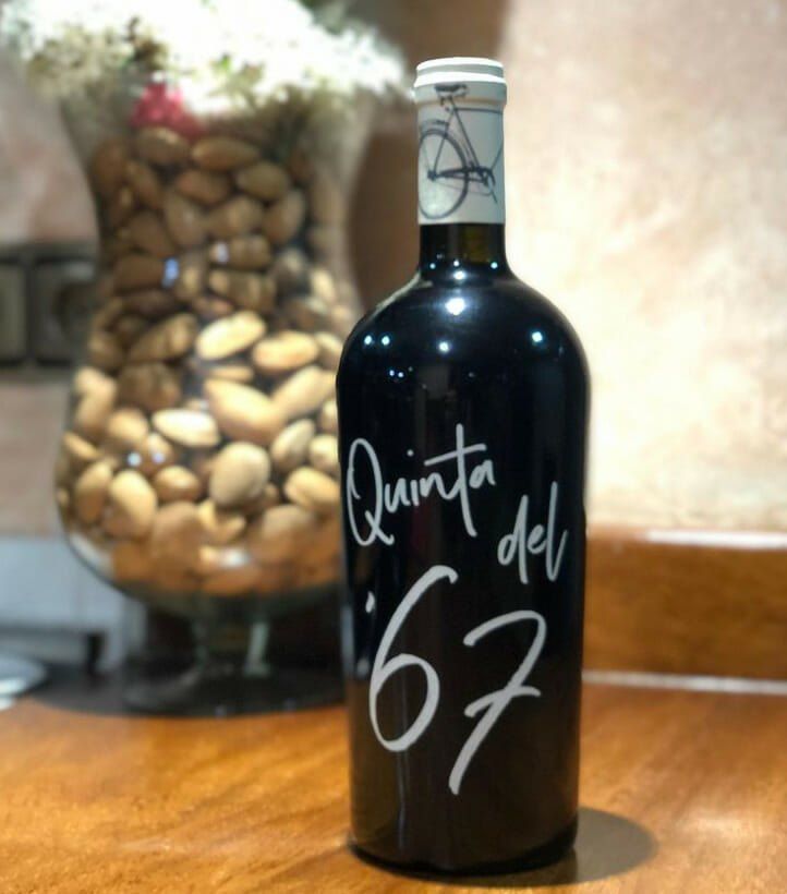 Botella de vino Quinta del 67 sobre una mesa de El Suquet