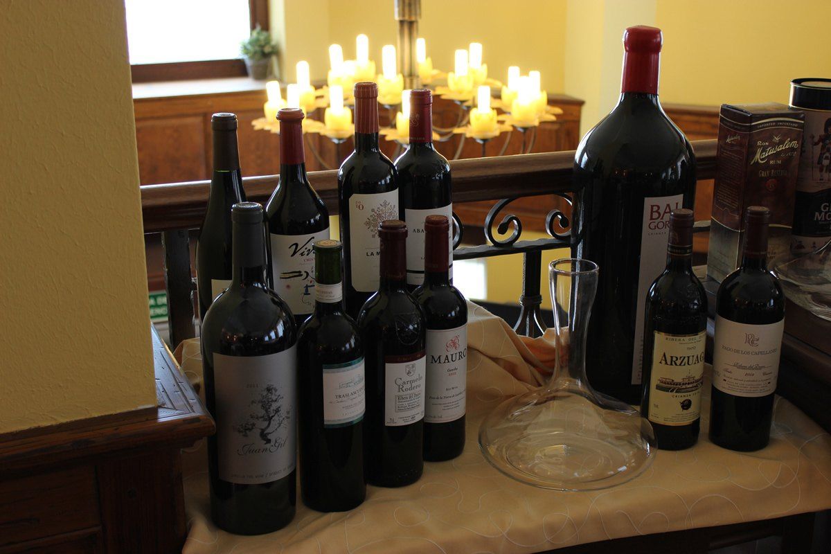 Botellas de vino tinto sobre el aparador del salón