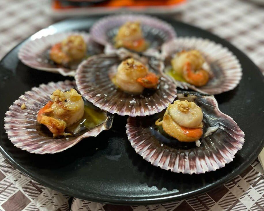 Plato de zamburiñas a la plancha en su concha